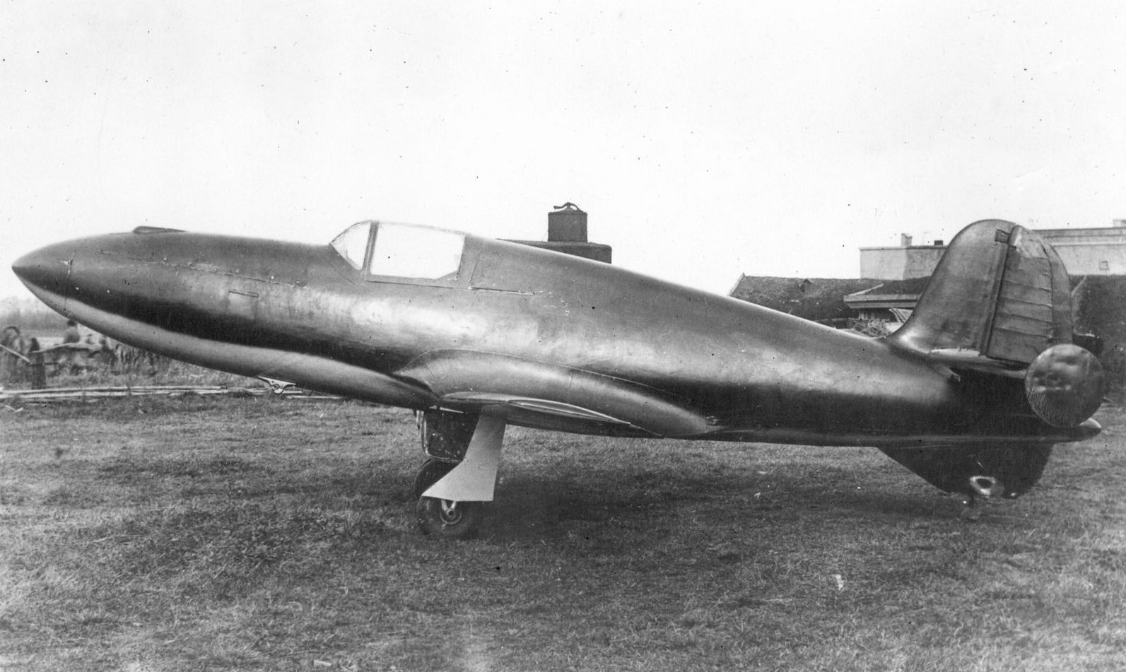 Первый образец самолета «БИ» еще без двигателя. Его испытания начались осенью 1941 г. в ЛИИ. Тогда самолет испытывался ещё как планер, затаскиваемый на высоту самолетом‑буксировщиком.