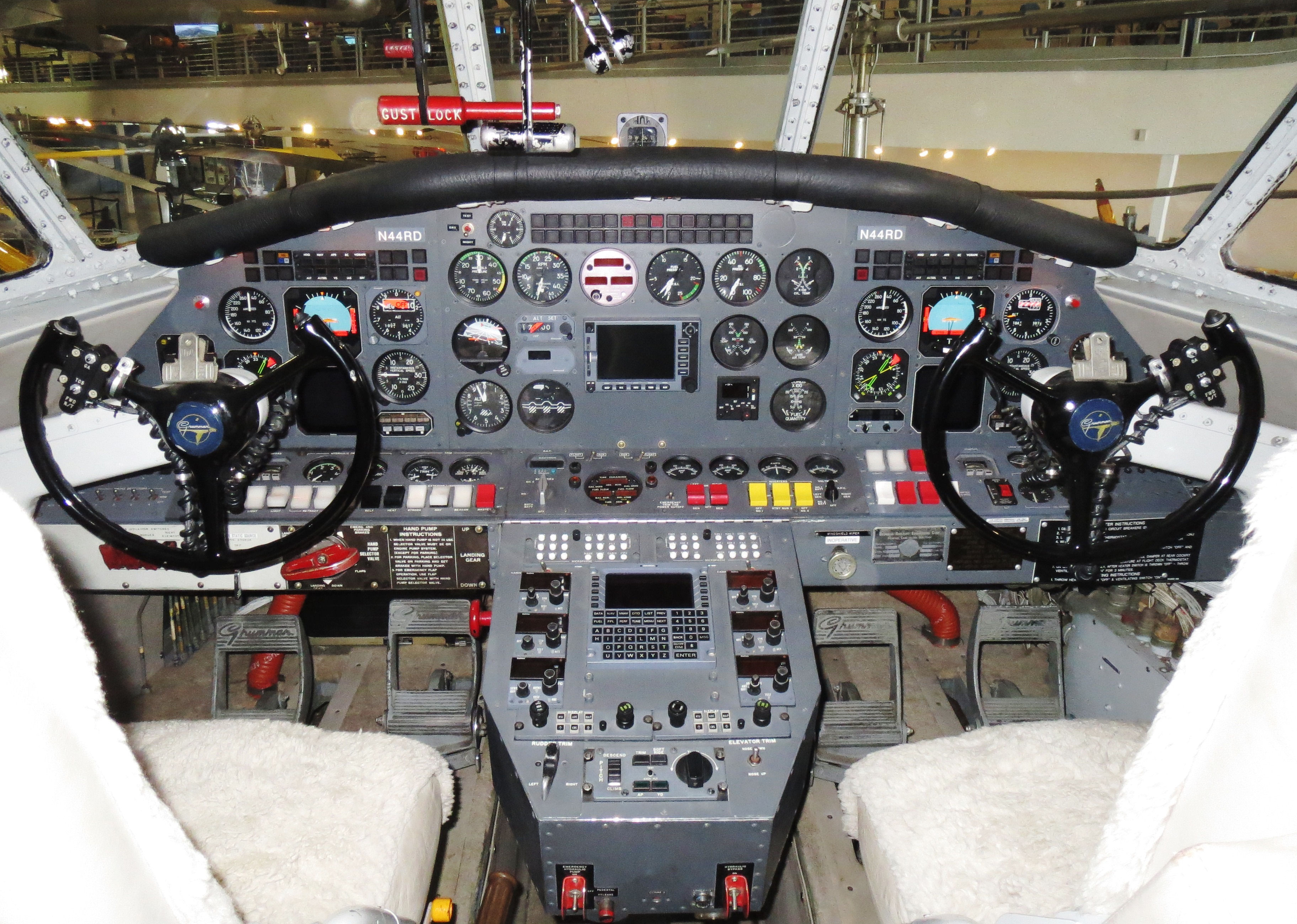 Кабина пилотов Grumman HU-16 Albatross