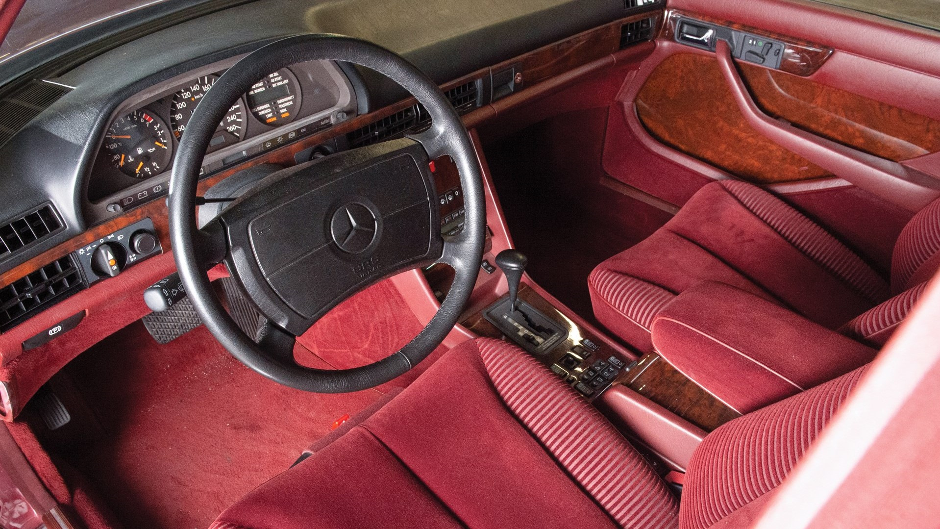 Интерьер Mercedes-Benz v126