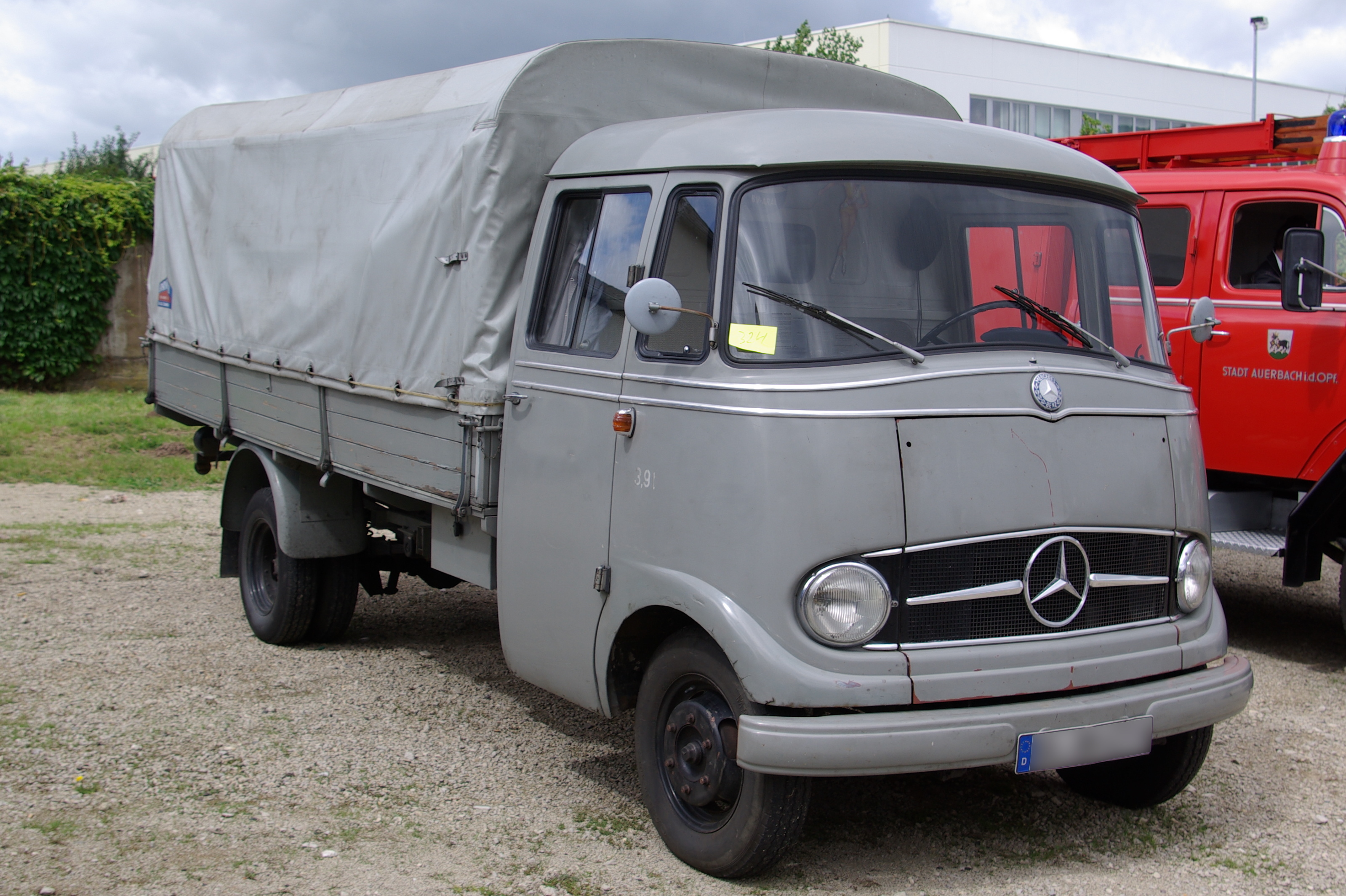 Mercedes-Benz L319