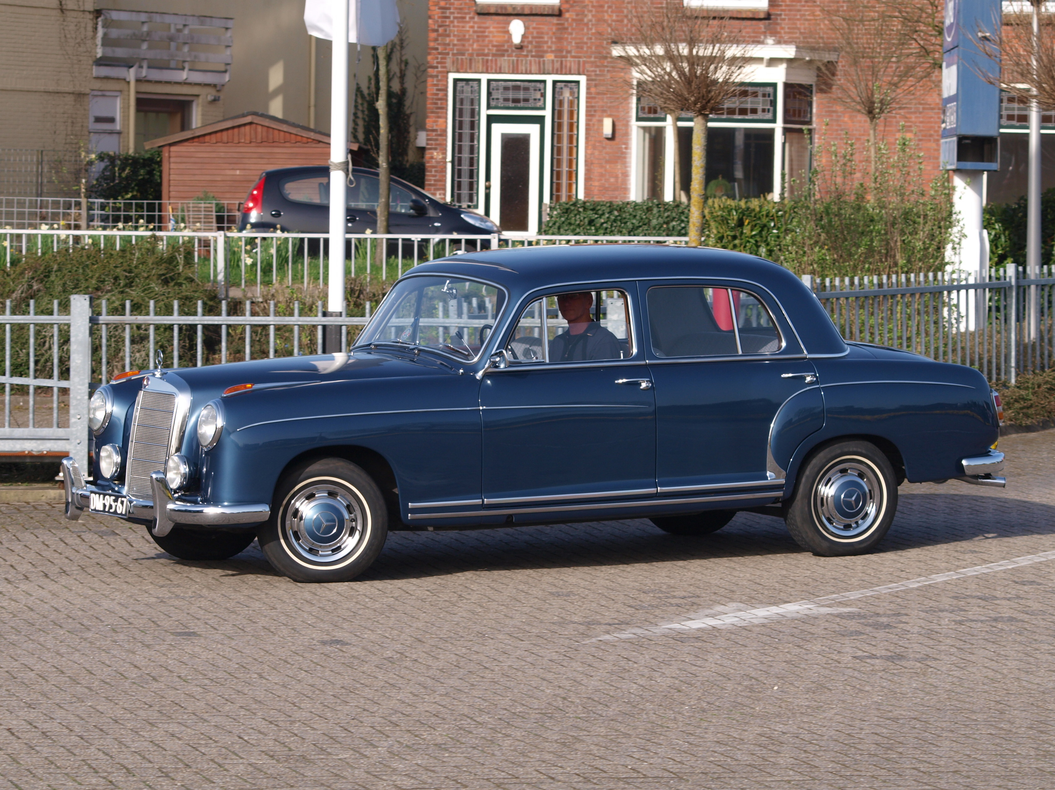 Mercedes-Benz w180 220s