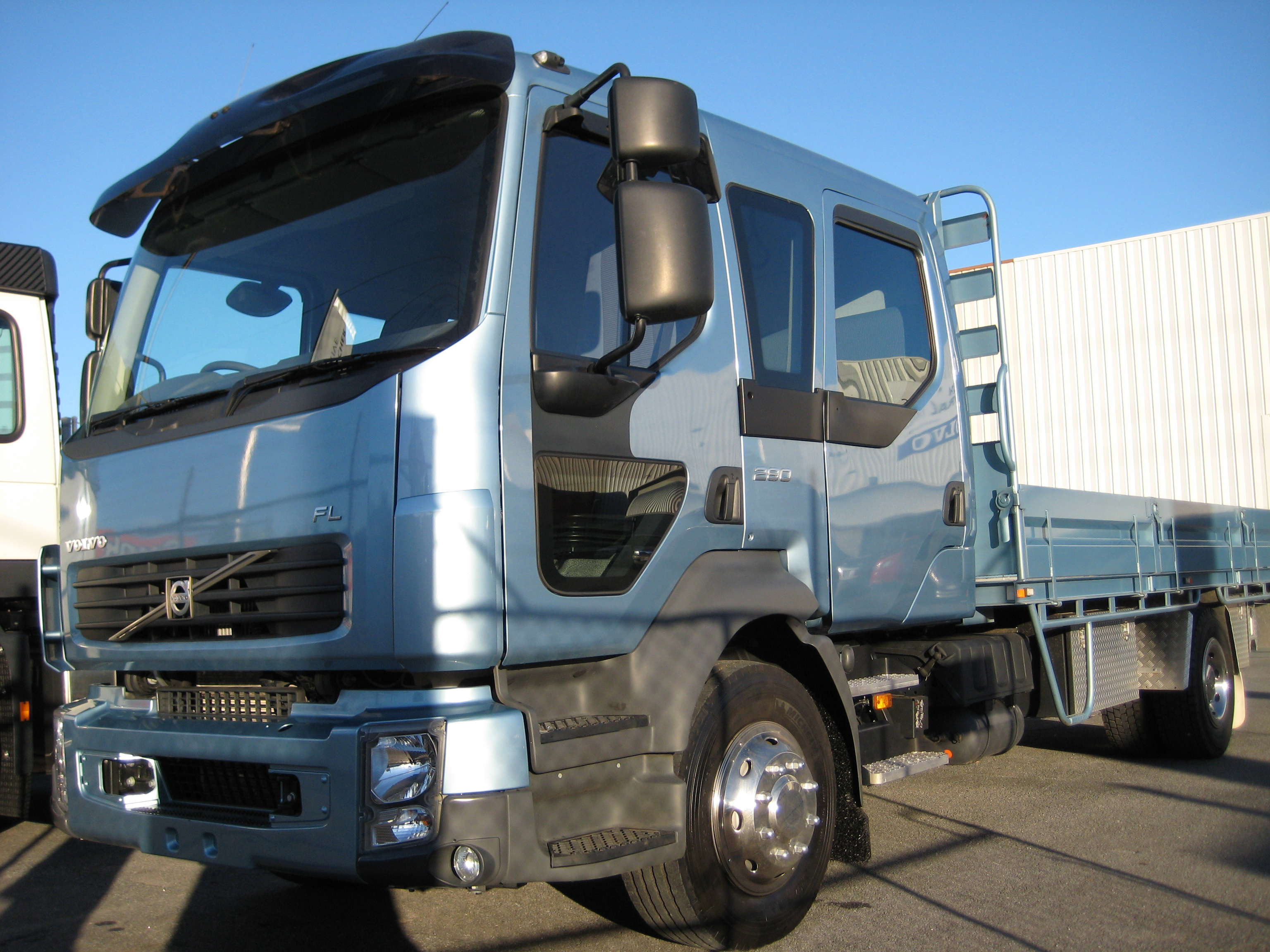 Volvo FL 4x2 с двойной кабиной