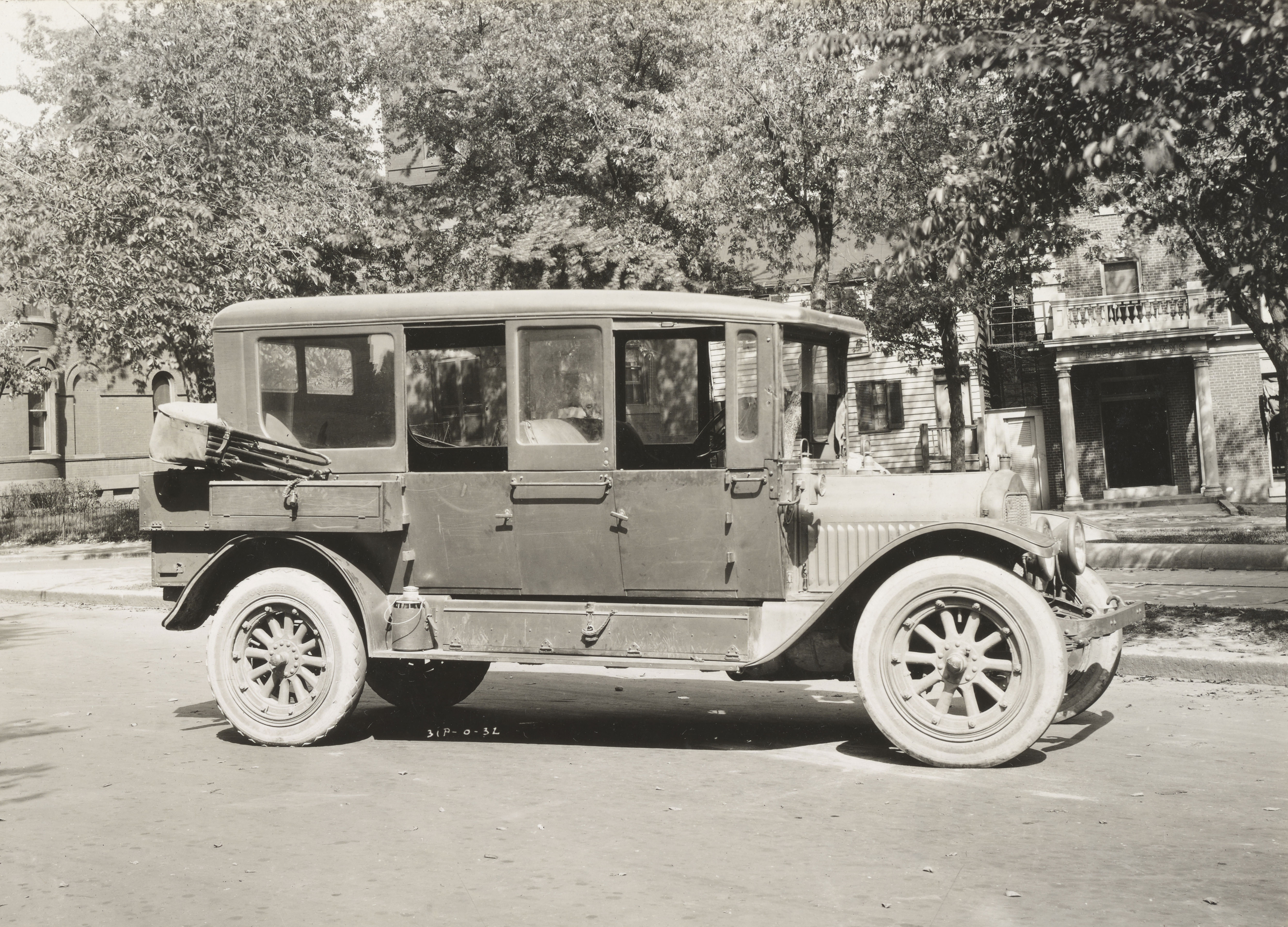 White Model TEB-O с жестким кузовом для командного состава