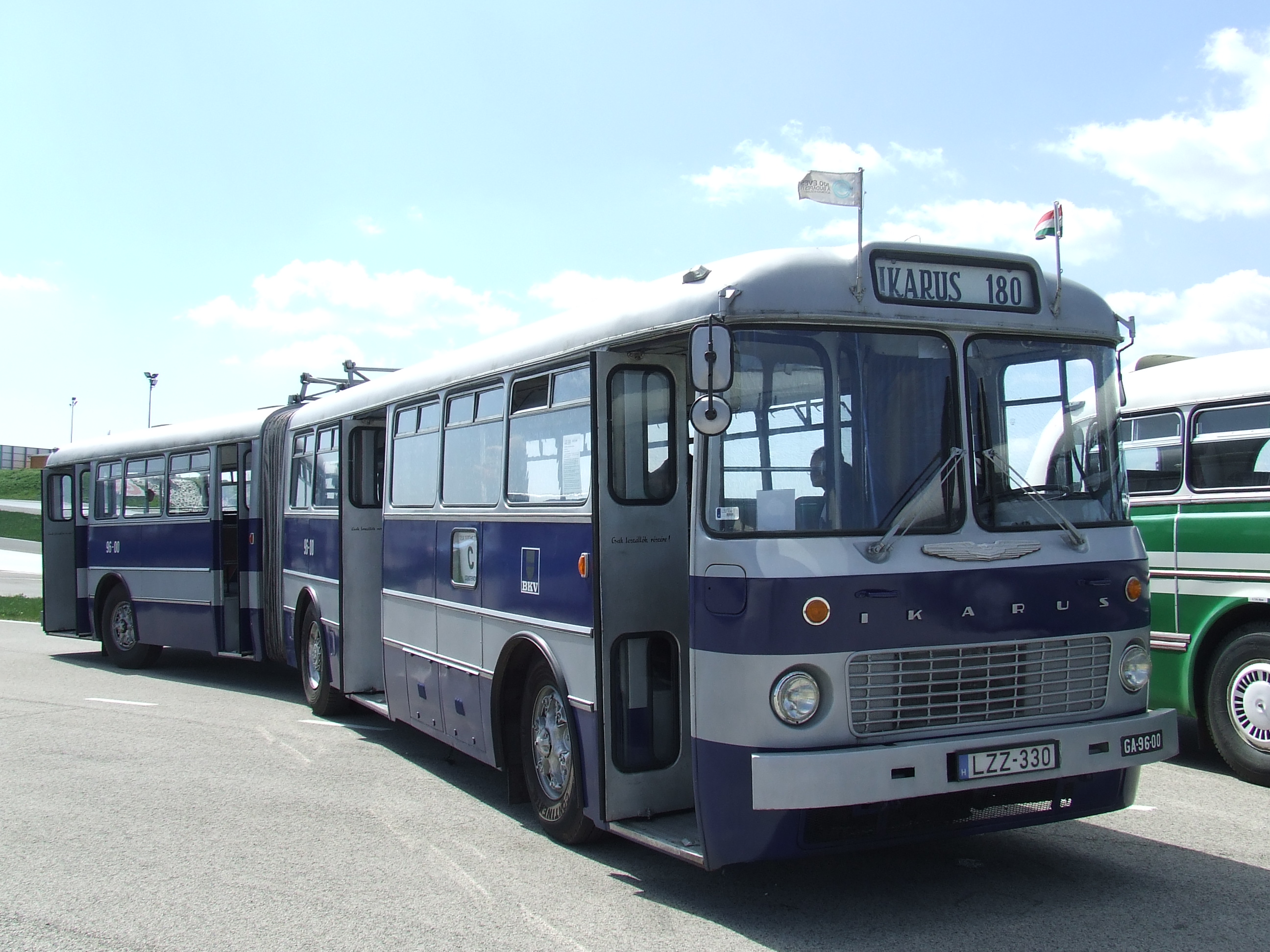 Ikarus-180