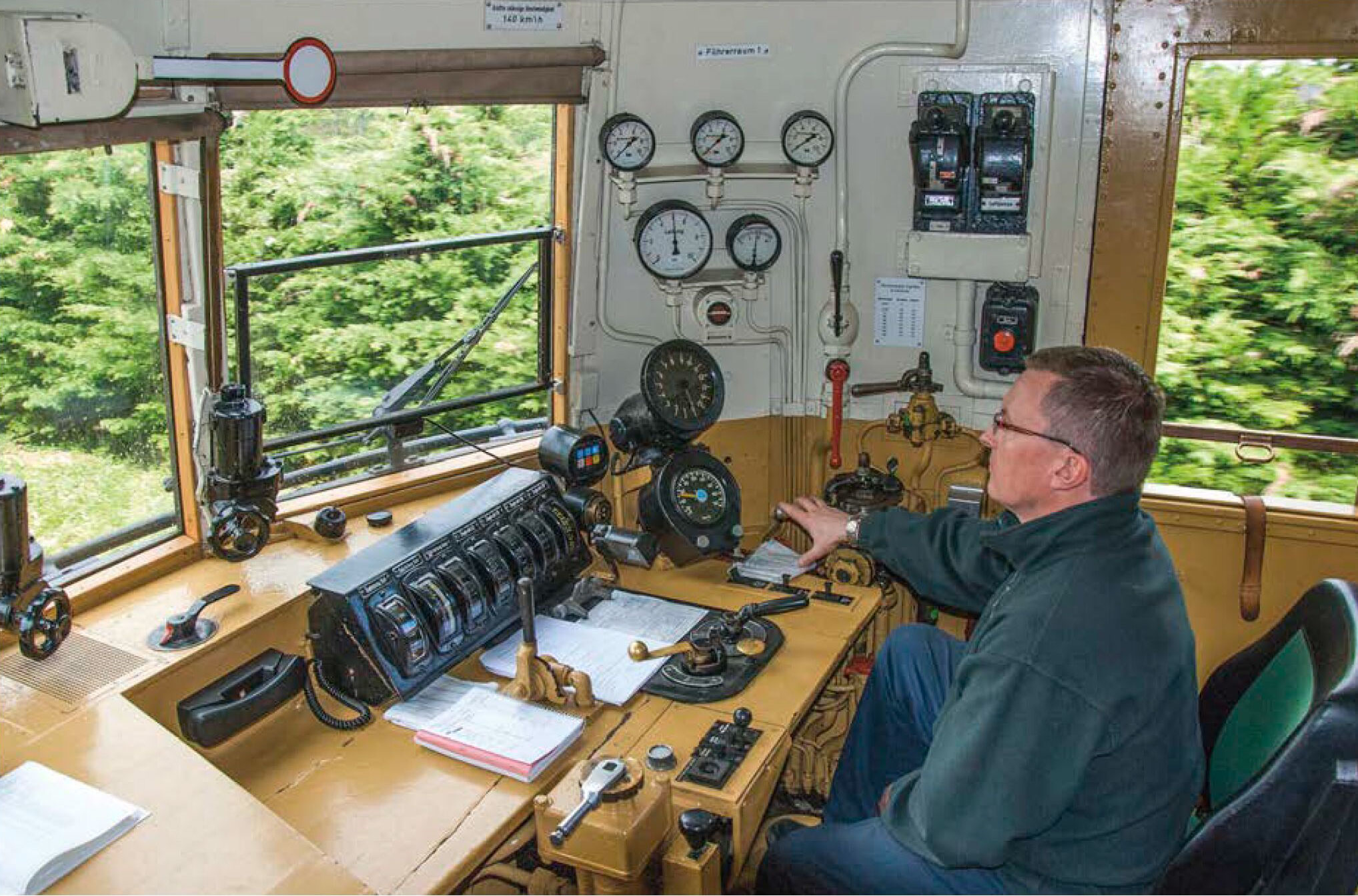 Кабина электровоза DB Class E 118