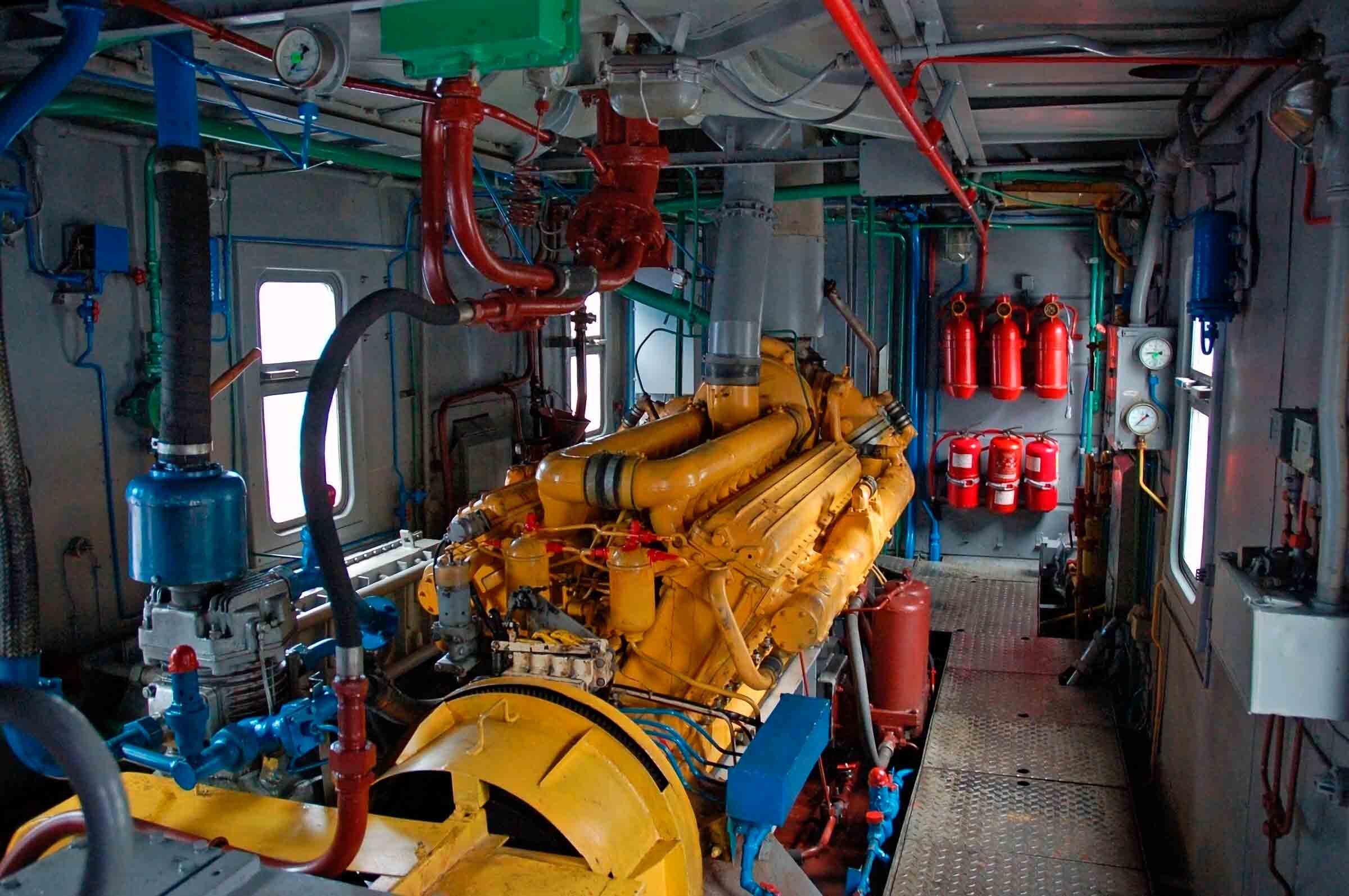 Машинное отделение дизель поезда ДР1А