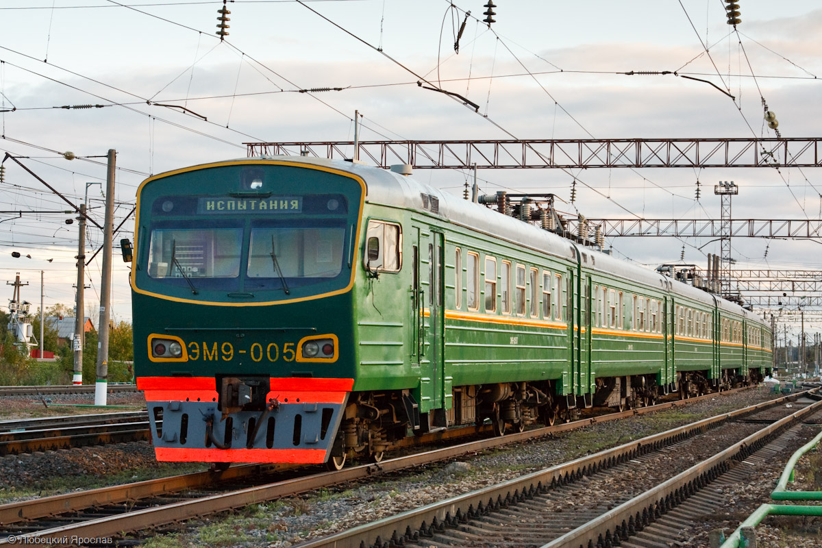 Электропоезд переменного тока ЭМ-9