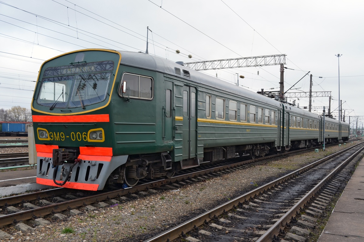 Электропоезд переменного тока ЭМ-9