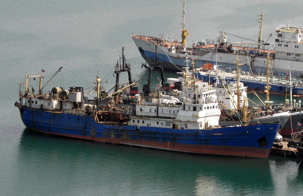 Рыболовное морозильное судно Обь