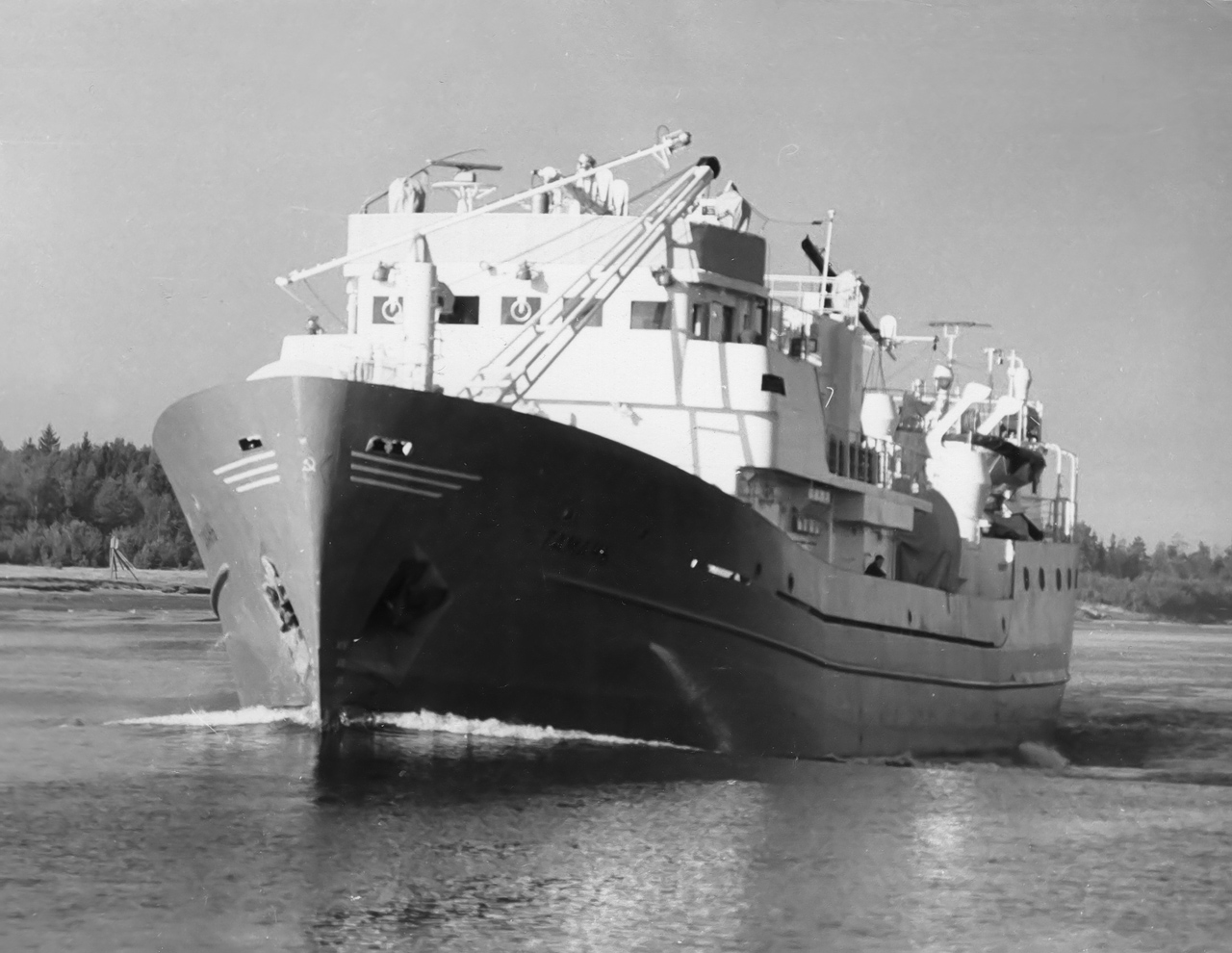 Рыболовное морозильное судно Тамань