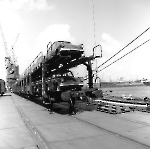 Вагон-автомобилевоз Laekkms с автомобилями Ford Anglia