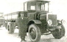 Я-3 и главный конструктор В.В. Данилов